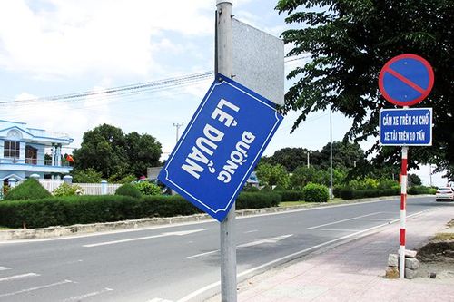 Cần lắp đặt lại biển tên đường
