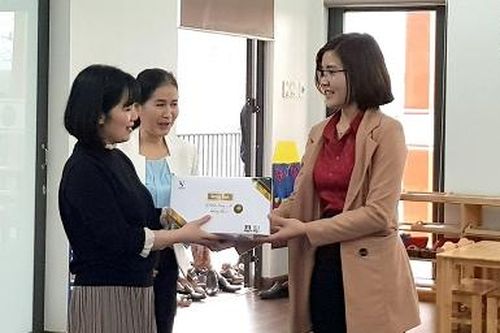 Công ty TNHH Vikore tặng hơn 10.000 khẩu trang vải kháng khuẩn cho học sinh và người bệnh