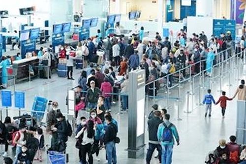 Sân bay mùa dịch có phần vắng khách hơn.