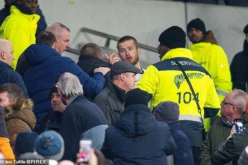 Cầu thủ Tottenham lao lên khán đài đánh CĐV