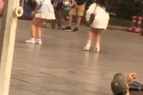 Người đàn ông nằm hẳn xuống đất quay video nhìn trộm nhóm nhảy nữ ở đường phố khiến dân mạng tranh cãi dữ dội