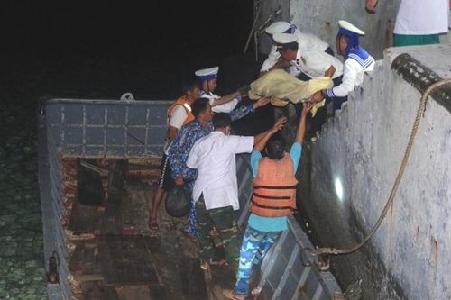 Xúc động hình ảnh bộ đội chạy đua với thời gian cấp cứu ngư dân gặp nạn trên biển
