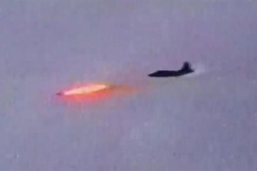 Tên lửa chống tăng trên Su-25 Nga vừa 'chẻ đôi' máy bay ném bom khổng lồ