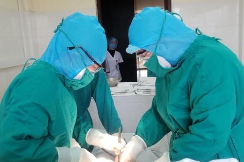 Ca mổ đẻ đặc biệt trong phòng cách ly Covid-19 ở Hà Nội
