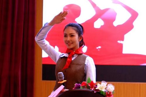 Cô giáo trở thành tình nguyện viên chống dịch Covid-19