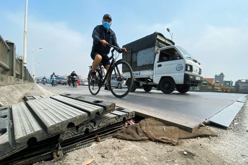 Gờ sắt trên cầu Vĩnh Tuy khiến nhiều phương tiện phải phanh gấp
