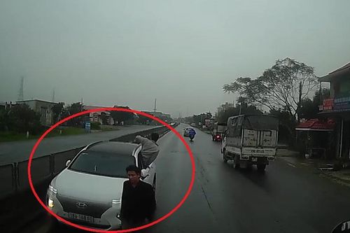 Tài xế ôtô say rượu đi ngược chiều chửi bới, hăm dọa xe khác
