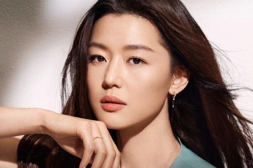 Jeon Ji Hyun tiếp tục bị chỉ trích keo kiệt
