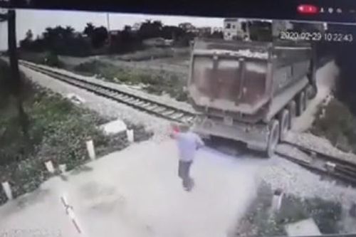 Bộ trưởng Giao thông vận tải khen nhân viên gác chắn cứu tàu