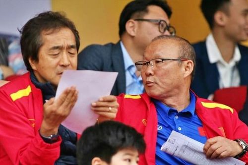 Thầy Park lên kế hoạch cùng các trợ lý theo dõi V-League