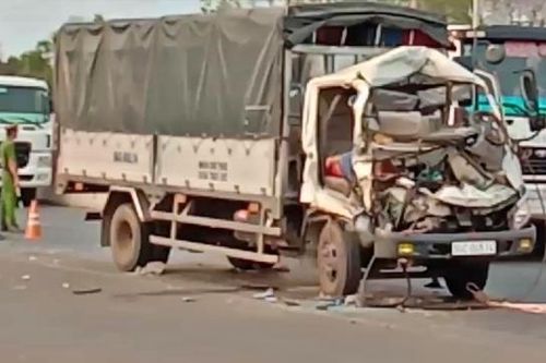 Xe tải tông đuôi xe máy cày, bốn người thương vong