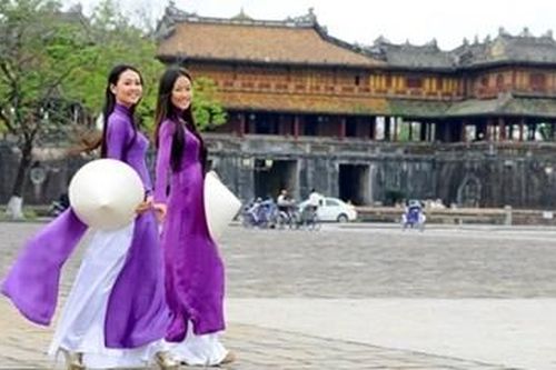 Miễn vé tham quan di tích cố đô Huế với phụ nữ mặc áo dài truyền thống
