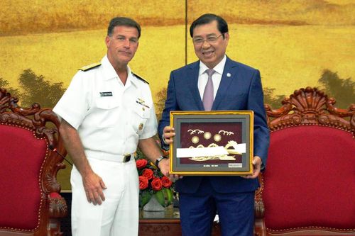 Tàu sân bay USS Theodore Roosevelt cập cảng Tiên Sa, thăm chính thức Đà Nẵng