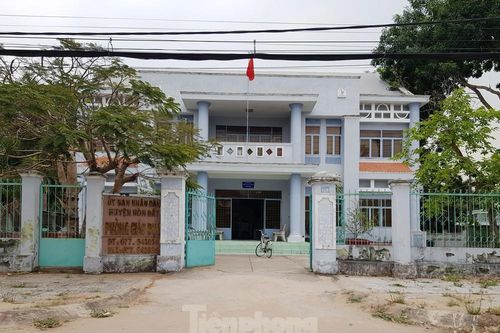 Bỏ ngoài sổ sách hàng trăm triệu, Trưởng phòng GD bị cách hết chức vụ trong Đảng