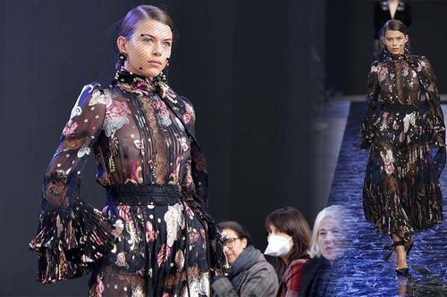 Chân dài Victoria's Secret để ngực trần diễn thời trang