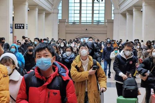 Người Vũ Hán xúc động về nhà sau một tháng lang bạt vì Covid-19