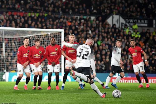 Wayne Rooney tiếc hùi hụi vì không xé được lưới M.U