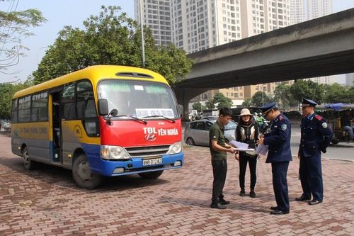 Vi phạm quy định dừng, đỗ, 'xe vua' bị tước phù hiệu ngay trên đường