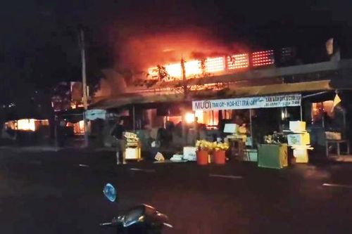 Chợ bốc cháy ngùn ngụt trong đêm, thiệt hại hàng tỉ đồng