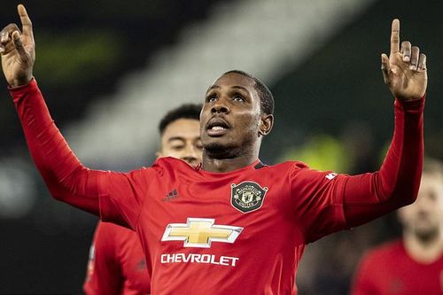 Tỏa sáng cùng MU, Ighalo nhận mưa lời khen