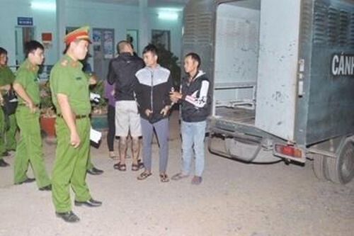 Giành khách, hai chủ quán cùng nhân viên hỗn chiến