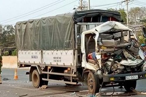 Xe tải nát đầu sau khi đầu đầu với máy cày, 3 người thương vong