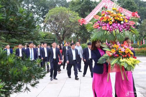 Bộ trưởng Bộ Kế hoạch và Đầu tư tưởng niệm Chủ tịch Hồ Chí Minh, thăm mô hình kinh tế tại Nam Đàn