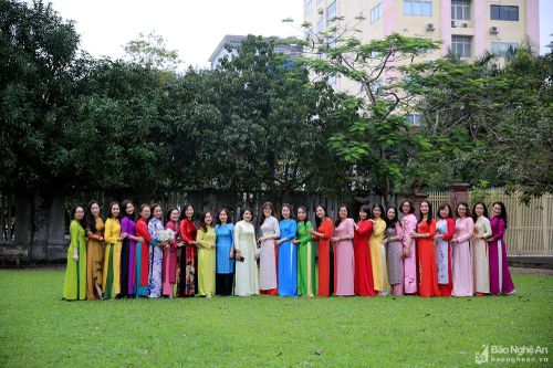 Phụ nữ Báo Nghệ An thướt tha với áo dài truyền thống