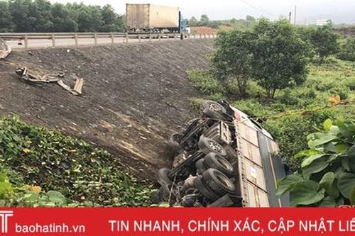 Xe tải đâm gãy hộ lan, lật nghiêng bên quốc lộ, tài xế và phụ xe thoát chết