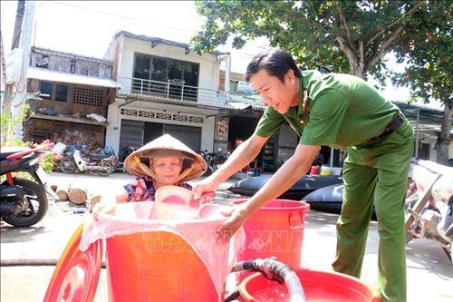 Chia sẻ khó khăn với các hộ dân thiếu nước