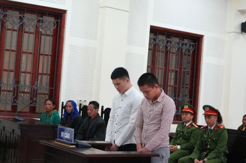 Hai thanh niên giết người khi uống bia bên đường lĩnh án