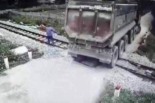 Tặng Bằng khen cho nhân viên gác chắn dũng cảm cứu đoàn tàu khỏi tai nạn thảm khốc