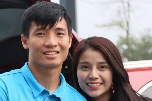 Mẹ vợ Bùi Tiến Dũng 'chịu chi', mua túi hiệu tặng quà 8/3 sớm cho con gái