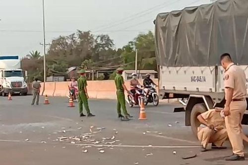 Bình Phước: Xe tải tông đuôi xe máy cày, 2 người chết thảm