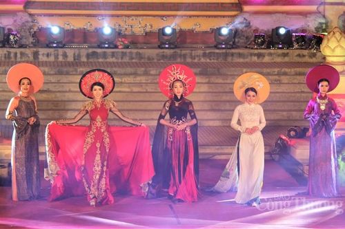 Phụ nữ mặc áo dài được miễn vé tham quan các điểm di tích Huế