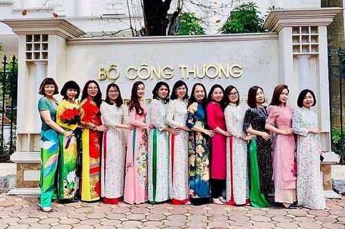 Phụ nữ ngành Công Thương duyên dáng trong tà áo dài