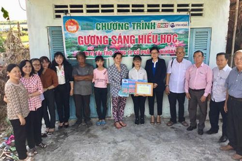 Trao học bổng 'Gương sáng hiếu học'