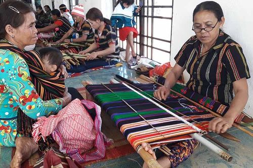 'Da nâu mắt sáng' trao truyền giá trị văn hóa