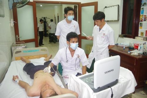 Bệnh xá đảo Trường Sa cấp cứu ngư dân bị gãy 3 xương sườn