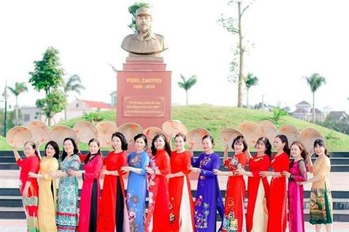 Phụ nữ Quảng Trị thướt tha trong sự kiện 'Áo dài Di sản văn hóa Việt Nam'