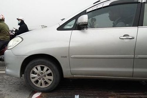 TNGT khiến 1 người tử vong, cầu Vĩnh Tuy tê liệt