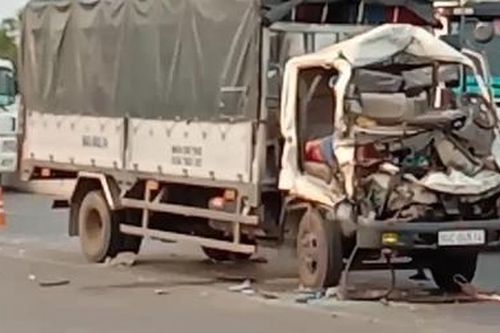 Xe tải tông máy cày, 2 người tử vong