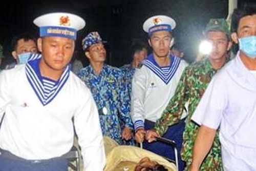 Quân y đảo Trường Sa cấp cứu ngư dân bị gãy 3 xương sườn