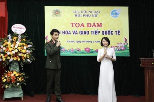 Phụ nữ Cục Đối ngoại tổ chức Tọa đàm 'Văn hóa và giao tiếp quốc tế'