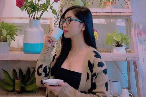 Dàn WAGs Việt khuyên mọi người bình tĩnh chống dịch Covid-19
