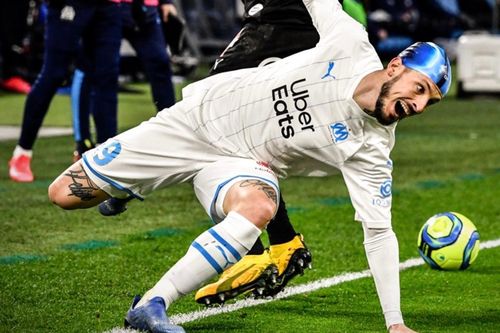 Cầu thủ Marseille đội mũ bơi trong lúc thi đấu