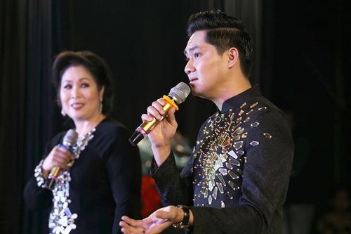 Khắc Việt hoãn show, Hồng Vân đóng cửa sân khấu lần thứ ba vì Covid-19