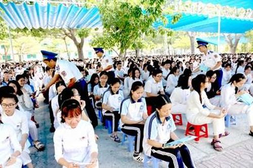 Gắn bó với ngư dân, giữ vững an ninh trên biển