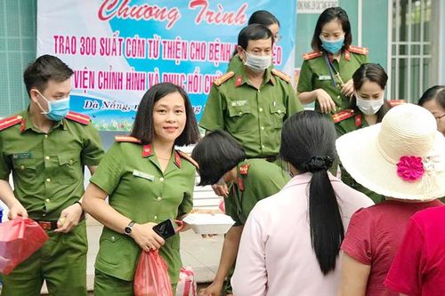 Phát cơm miễn phí cho bệnh nhân