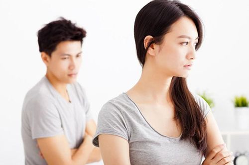 Sau lưng một người đàn bà mạnh mẽ là một người đàn ông nhu nhược